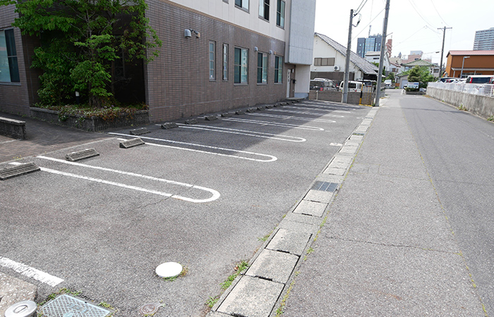 車通勤もOK（無料駐車場完備）